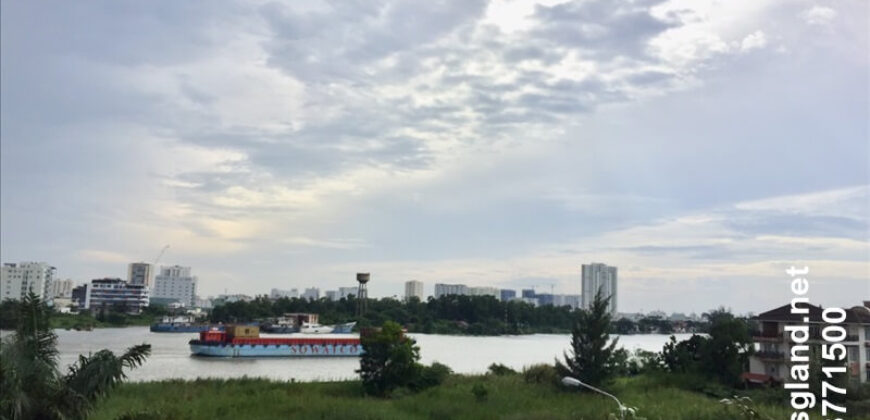 Biệt thự gần sông Sài Gòn