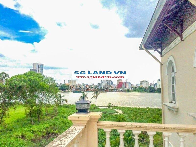 biệt thự gần sông Sài Gòn